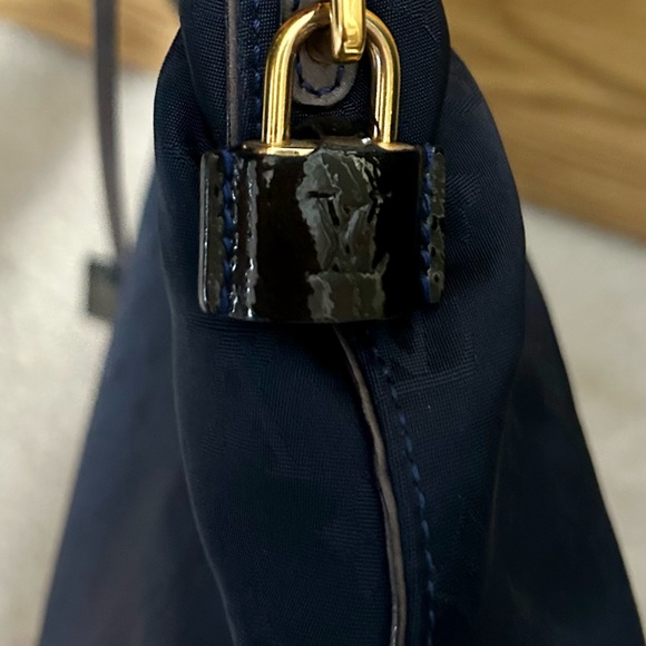 **** SOLD ****LOUIS VUITTON MONOGRAM NYLON Desire Lockit Vertical - Picture 11 of 16